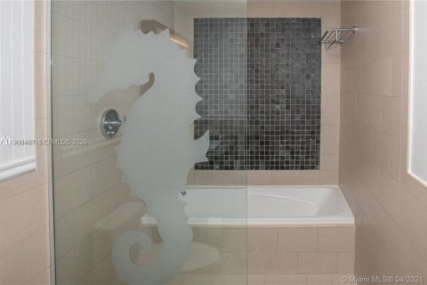 Condo in Sunny Isles Beach, Florida, 2 bedrooms № 2031834 - photo 6