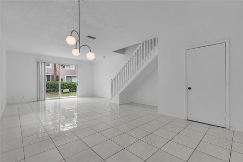 Townhouse in Weston, Florida 4 bedrooms, 161.37 sq.m. № 1217712 - photo 1