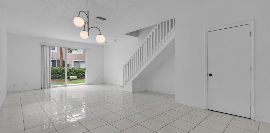 Townhouse in Weston, Florida 4 bedrooms, 161.37 sq.m. № 1217712