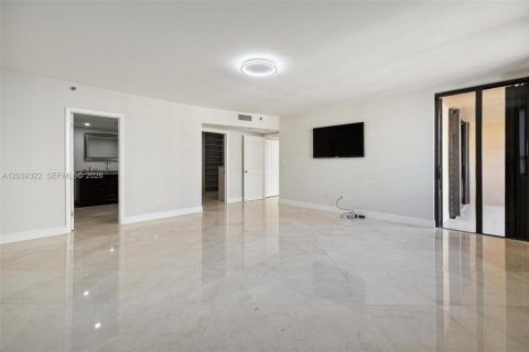 Condo in Bal Harbour, Florida, 2 bedrooms  № 2086598 - photo 25