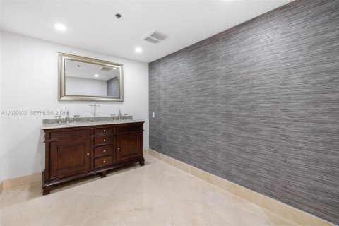 Condo in Bal Harbour, Florida, 2 bedrooms  № 2086598 - photo 24