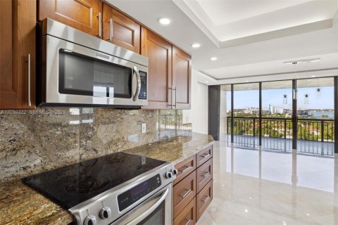 Condo in Bal Harbour, Florida, 2 bedrooms  № 2086598 - photo 8