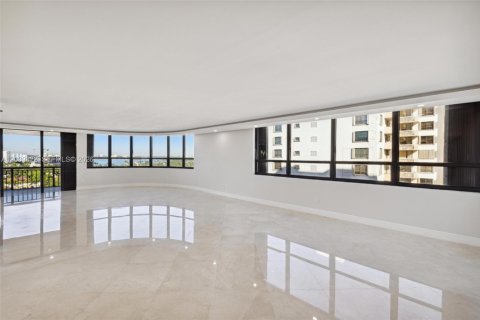 Condo in Bal Harbour, Florida, 2 bedrooms  № 2086598 - photo 13