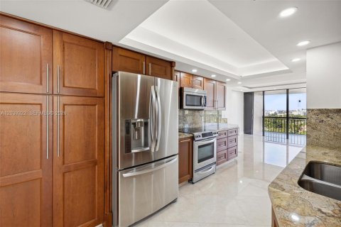 Condo in Bal Harbour, Florida, 2 bedrooms  № 2086598 - photo 9