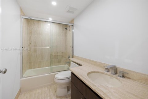 Condo in Bal Harbour, Florida, 2 bedrooms  № 2086598 - photo 15