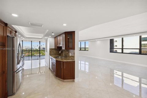 Condo in Bal Harbour, Florida, 2 bedrooms  № 2086598 - photo 11
