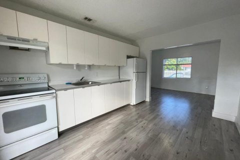 Commercial property in Miami, Florida 236.06 sq.m. № 2403731 - photo 4