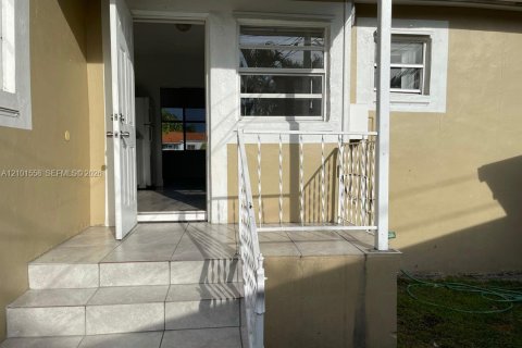Commercial property in Miami, Florida 236.06 sq.m. № 2403731 - photo 3