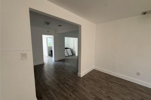 Commercial property in Miami, Florida 236.06 sq.m. № 2403731 - photo 12
