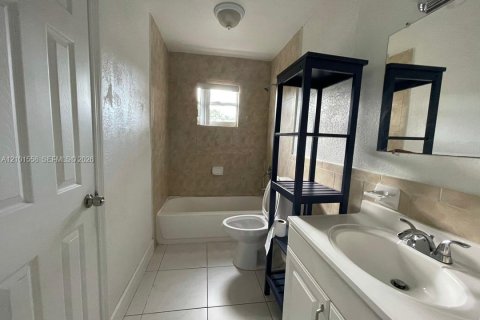 Commercial property in Miami, Florida 236.06 sq.m. № 2403731 - photo 9