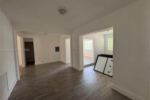 Commercial property in Miami, Florida 236.06 sq.m. № 2403731 - photo 11