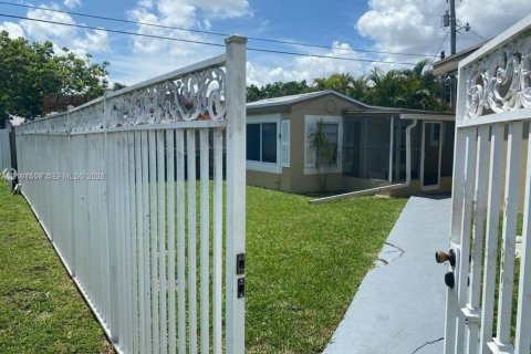 Commercial property in Miami, Florida 236.06 sq.m. № 2403731 - photo 17