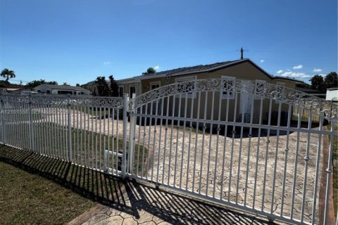 Commercial property in Miami, Florida 236.06 sq.m. № 2403731 - photo 10