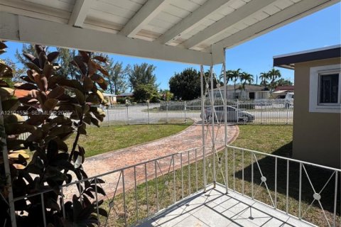 Commercial property in Miami, Florida 236.06 sq.m. № 2403731 - photo 16