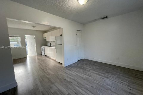 Commercial property in Miami, Florida 236.06 sq.m. № 2403731 - photo 5
