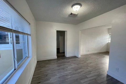 Commercial property in Miami, Florida 236.06 sq.m. № 2403731 - photo 6