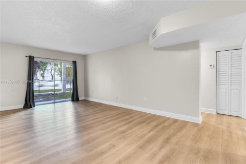 Condo in Hialeah, Florida, 2 bedrooms  № 2007958 - photo 6