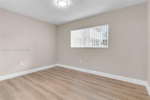Condo in Hialeah, Florida, 2 bedrooms  № 2007958 - photo 12