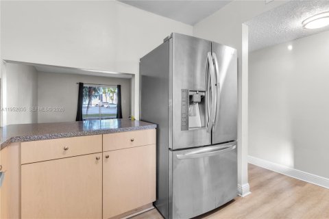 Condo in Hialeah, Florida, 2 bedrooms  № 2007958 - photo 11
