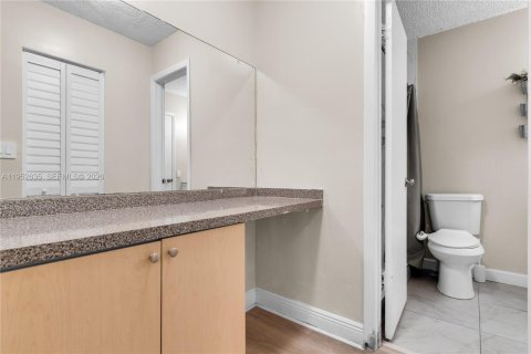 Condo in Hialeah, Florida, 2 bedrooms  № 2007958 - photo 18