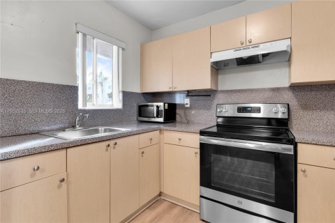 Condo in Hialeah, Florida, 2 bedrooms  № 2007958 - photo 10