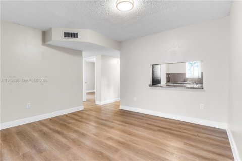 Condo in Hialeah, Florida, 2 bedrooms  № 2007958 - photo 7