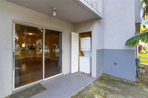 Condo in Hialeah, Florida, 2 bedrooms  № 2007958 - photo 19