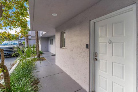 Condo in Hialeah, Florida, 2 bedrooms  № 2007958 - photo 3