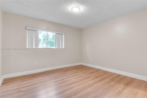 Condo in Hialeah, Florida, 2 bedrooms  № 2007958 - photo 17