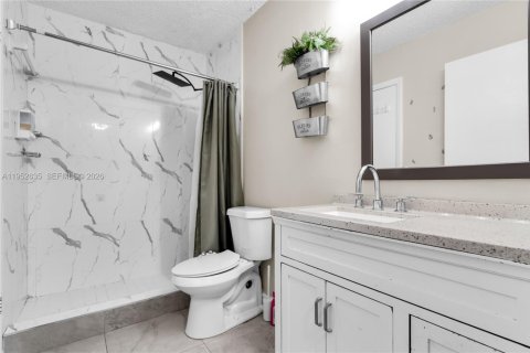 Condo in Hialeah, Florida, 2 bedrooms  № 2007958 - photo 14