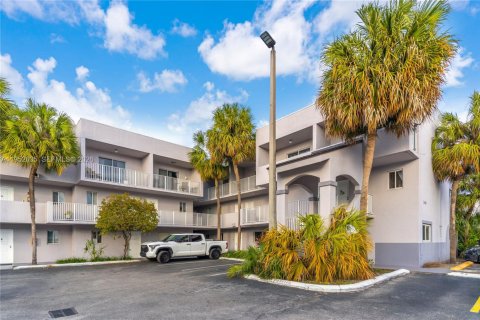 Condo in Hialeah, Florida, 2 bedrooms  № 2007958 - photo 2
