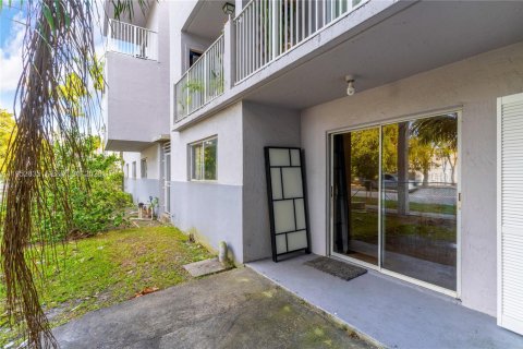 Condo in Hialeah, Florida, 2 bedrooms  № 2007958 - photo 20