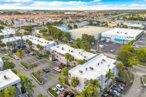 Condo in Hialeah, Florida, 2 bedrooms  № 2007958 - photo 25