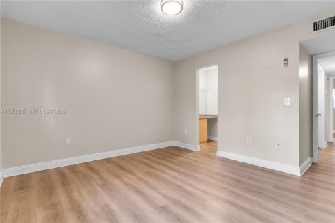 Condo in Hialeah, Florida, 2 bedrooms  № 2007958 - photo 16