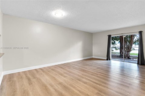 Condo in Hialeah, Florida, 2 bedrooms  № 2007958 - photo 5
