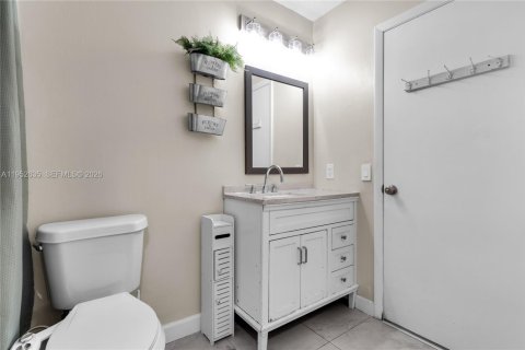 Condo in Hialeah, Florida, 2 bedrooms  № 2007958 - photo 15