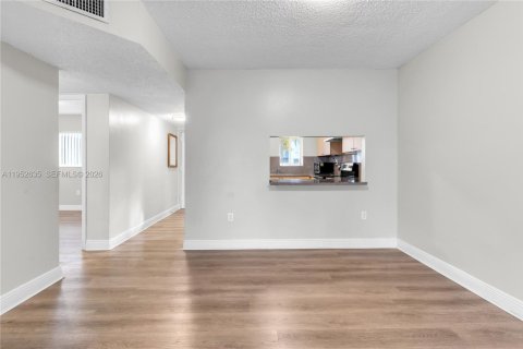 Condo in Hialeah, Florida, 2 bedrooms  № 2007958 - photo 8