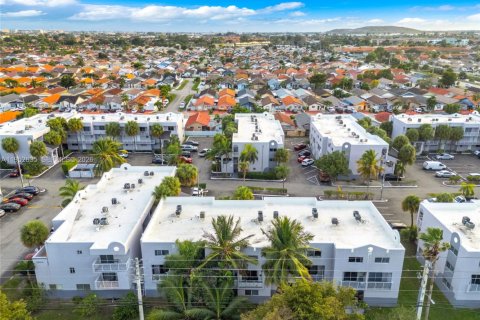 Condo in Hialeah, Florida, 2 bedrooms  № 2007958 - photo 23
