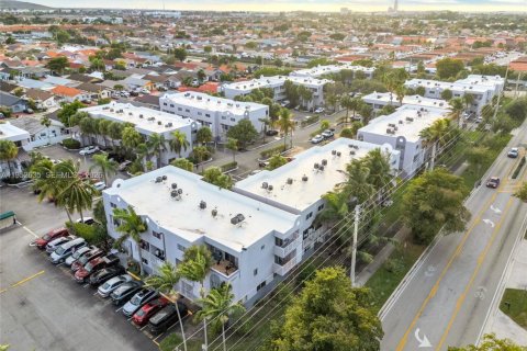 Condo in Hialeah, Florida, 2 bedrooms  № 2007958 - photo 22