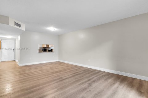 Condo in Hialeah, Florida, 2 bedrooms  № 2007958 - photo 4