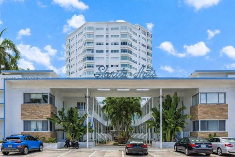 Condominio en alquiler en Miami Beach, Florida, 31.31 m2 № 1993937 - foto 1