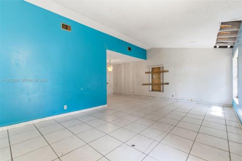House in Lauderhill, Florida 2 bedrooms, 144.46 sq.m. № 2033423 - photo 3