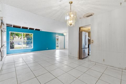 House in Lauderhill, Florida 2 bedrooms, 144.46 sq.m. № 2033423 - photo 10