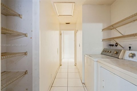 House in Lauderhill, Florida 2 bedrooms, 144.46 sq.m. № 2033423 - photo 25