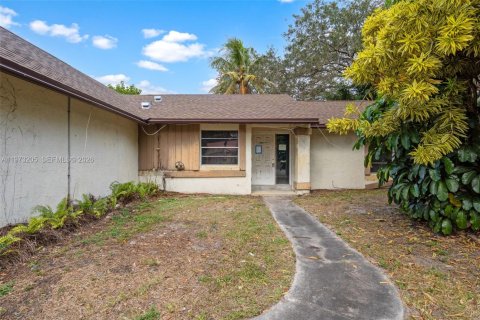 House in Lauderhill, Florida 2 bedrooms, 144.46 sq.m. № 2033423 - photo 2