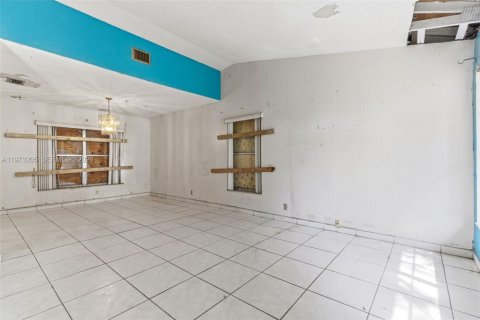 House in Lauderhill, Florida 2 bedrooms, 144.46 sq.m. № 2033423 - photo 5