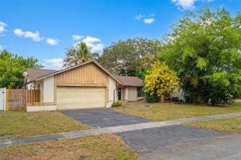 House in Lauderhill, Florida 2 bedrooms, 144.46 sq.m. № 2033423