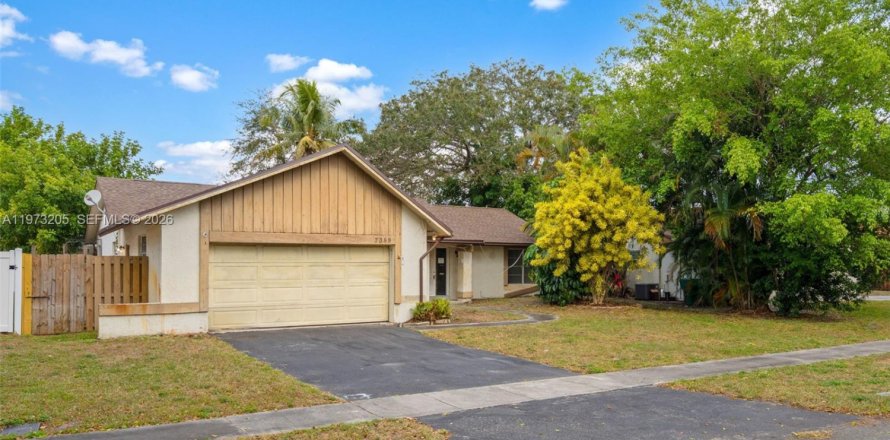 House in Lauderhill, Florida 2 bedrooms, 144.46 sq.m. № 2033423