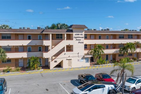 Copropriété à louer à Lighthouse Point, Floride: 2 chambres, 91.42 m2 № 1982286 - photo 1