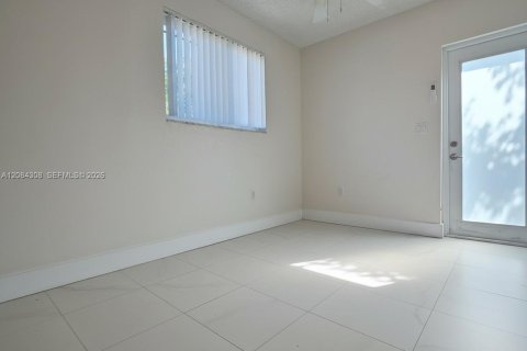 Immobilier commercial à louer à Hollywood, Floride: 117.61 m2 № 2351301 - photo 7